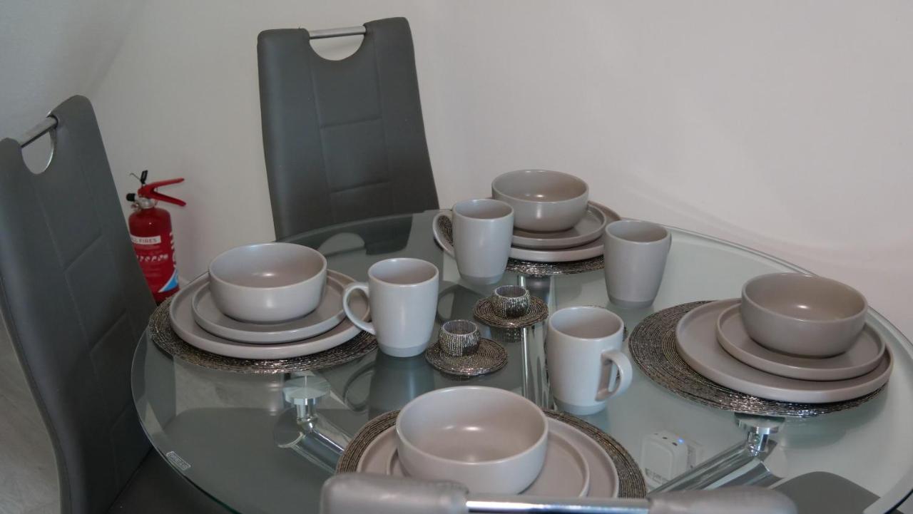 Milton Keynes Luxury Short Stay House With Wifi And Free Parking Wolverton  Exteriör bild