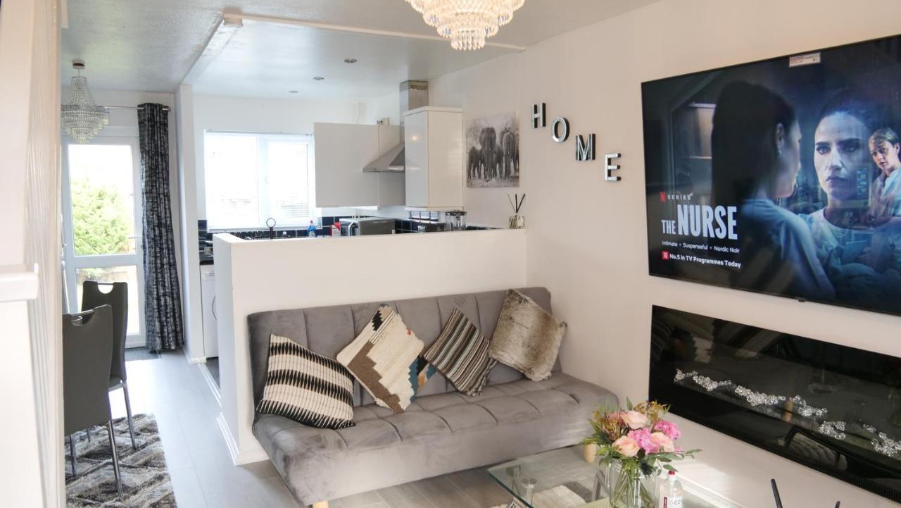 Milton Keynes Luxury Short Stay House With Wifi And Free Parking Wolverton  Exteriör bild